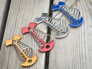 【2025年版】ウッドデッキ専用ペグ5選！スプリングやカラビナ付きも紹介