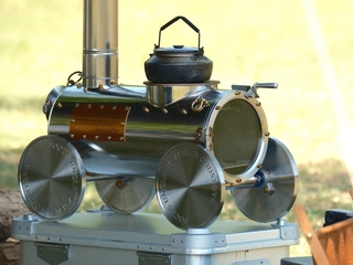まるで蒸気機関車！？「かわいすぎる」究極の“薪ストーブ”新登場