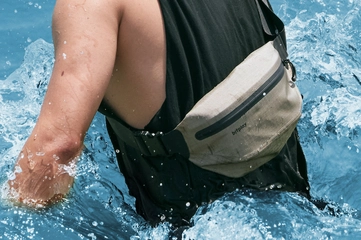 そのまま海へダイブOK！“完全防水”のバッグで夏を楽しもう