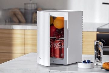 350mL缶が8本入る！保冷も保温もできるミニ冷蔵庫