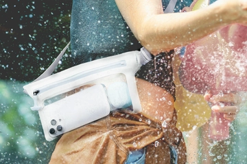 業界“最高レベル”の防水性能！新作サコッシュで水辺を楽しもう