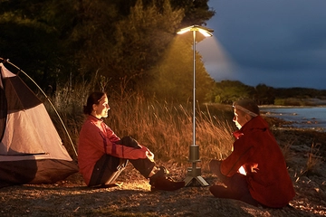 キャンプサイトを360°照らす！高輝度＆大容量バッテリーのスタンド付きランタン