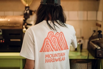 街でも山でも映える！マウンテンハードウェアの高機能Tシャツ