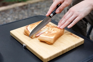 キャンプ飯に必須！VASTLANDから「まな板包丁セット」新登場