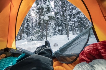 冬キャンプ快眠の鍵は「R値」！インフレータブル・エアーマットおすすめ20選