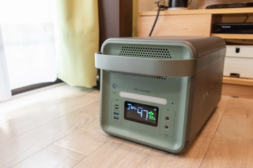 なぜ人気？固体電池採用の「新感覚ポータブル電源」が「リビング映え」する理由とは