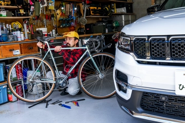 “好き”を詰めたおもちゃ箱。tempra cycle・小林健太さんの「クルマと過ごす贅沢ガレージ時間」【Jeep×hinata's diary  vol.03】