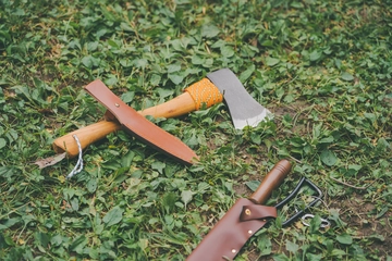 キャンプ用斧おすすめ13選！ナタとの違いや選び方、安全な使い方も解説