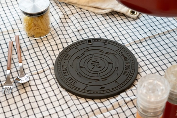 マンホール好き歓喜！DODからユニークな鍋敷き＆鍋つかみが新登場