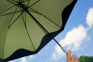 軽量でコンパクトなモンベルの折りたたみ傘おすすめ9選！晴雨兼用も紹介