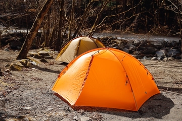 【ザ フリースピリッツ別注】人気テントを「特別カラー」に。あなたの飽食キャンプに鮮度を