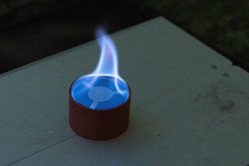 カーボンフェルトというラギットな選択。炎と対話できる「GARUD・別注ao」が登場【hinata別注】