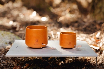 【NODATE別注】実は野遊びに最適。「伝統の拭き漆」＆「特別仕様」で紡ぐ無二の木製マグ「NODATE mug yokoki」