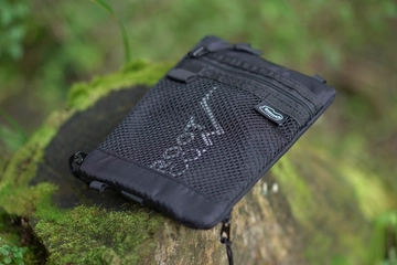 【ROOT CO.コラボ】人気「スマホケースバッグ」がアウトドア仕様に進化！カスタマイズで普段使いも