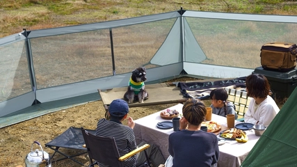 キャンプでも愛犬に“家の中みたいな自由”を。道草飯店の第一弾テントが情報解禁