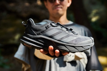 ハイクも街歩きも。アクティブな人が選ぶ“遊び上手”なSUV的シューズ【adidas TERREX】