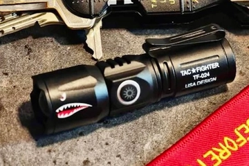 無骨なのに実は全部入り。アーミールックがキャンプに映える約70gの超小型ライト【目利きのキャンプギア】
