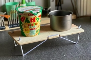100gなのにキャンプでちゃんと使える。“仕掛け”にハマる木製ミニテーブル