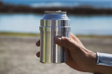 キャンプで缶ビールを飲んだら、そのままお湯が沸かせる。発想がおもしろすぎるギア【目利きのキャンプギア】