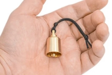 大きな熊鈴はちょっと苦手。そんなキャンパーには「19g」の小さくて美しい鈴を！【目利きのキャンプギア】