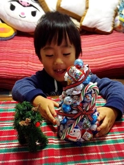 【100均DIY】子どもと一緒にお菓子でクリスマスツリーを作ってみた!