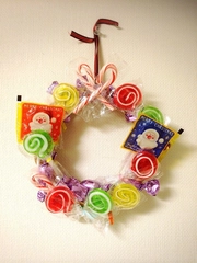 【100均DIY】子どもと一緒にお菓子の手作りクリスマスリースを作ってみた!