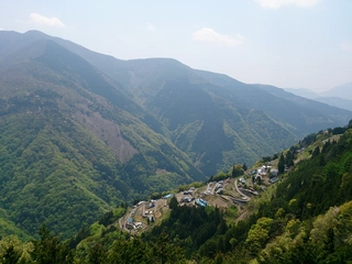 天空から見下ろす絶景！「信州のチロル」と呼ばれる美しい集落、下栗の里