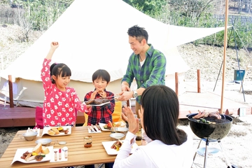 「そと」って楽しい!アウトドアデビューは、グランピングで!