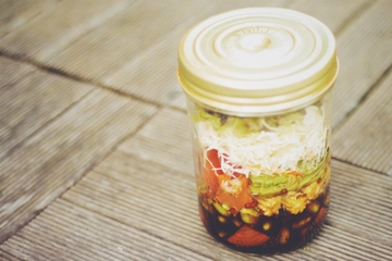 アウトドアにもお弁当にも！おすすめメイソンジャーサラダレシピ5選