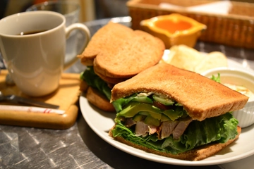 簡単!早い!おいしい!忙しい朝にもアウトドアにもぴったりのホットサンドレシピをたっぷりご紹介♡