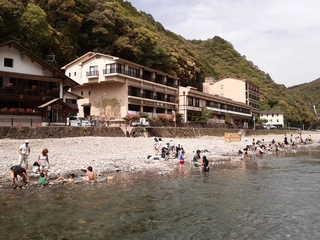 川がそのまま温泉に!和歌山の川湯温泉仙人風呂に入りゆったりキャンプをしよう。