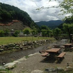 場内の小川で水遊び♪日帰りでも楽しめる河内川ふれあいビレッジオートキャンプ場の魅力とは