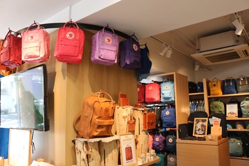 原宿のアウトドア激戦区にFJALLRAVENの旗艦店がオープン!カンケンバッグも勢揃い!