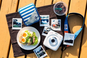 【チェキ×CHUMS】人気コラボ第3弾！限定100台の豪華カメラセット登場