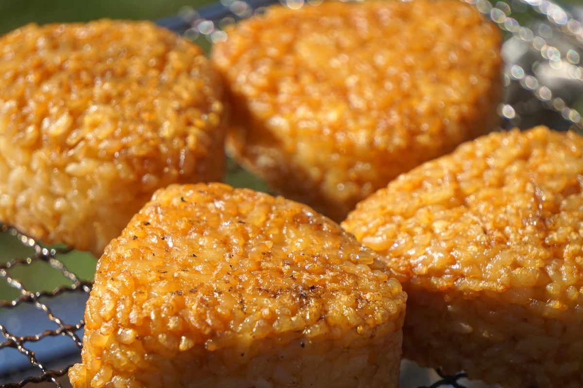 絶品焼きおにぎりレシピ6選 簡単でバーベキューにおすすめ キャンプ アウトドア情報メディアhinata