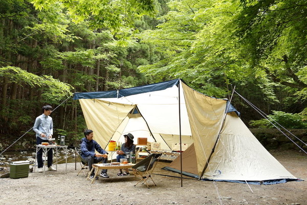 知らなきゃ損 ツインポールシェルターがあれば雨でも快適キャンプ キャンプ アウトドア情報メディアhinata