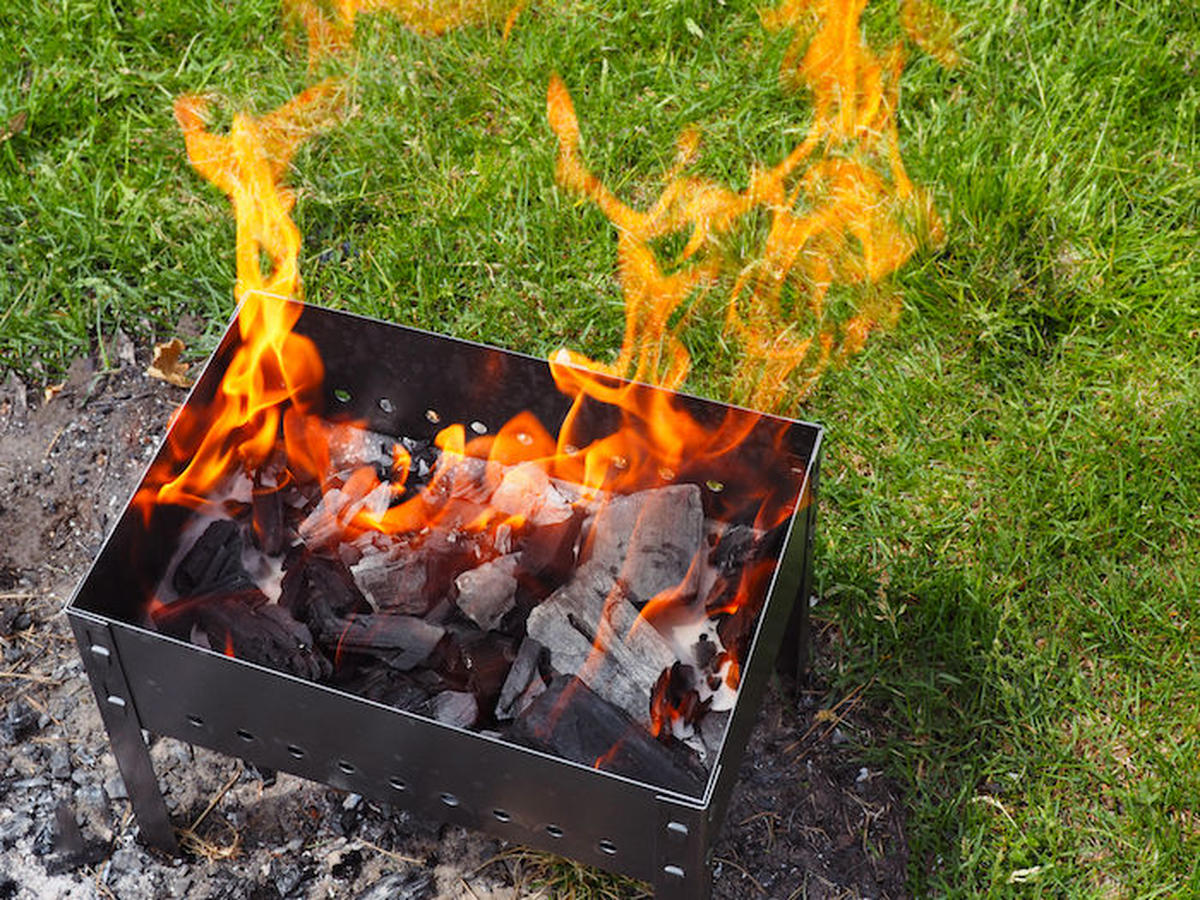 5分でできる火おこしテクニック集 火おこしに役立つ道具も紹介 キャンプ アウトドア情報メディアhinata 5分でできる火おこしテクニック集 火おこしに役立つ道具も紹介 キャンプ アウトドア情報メディアhinata