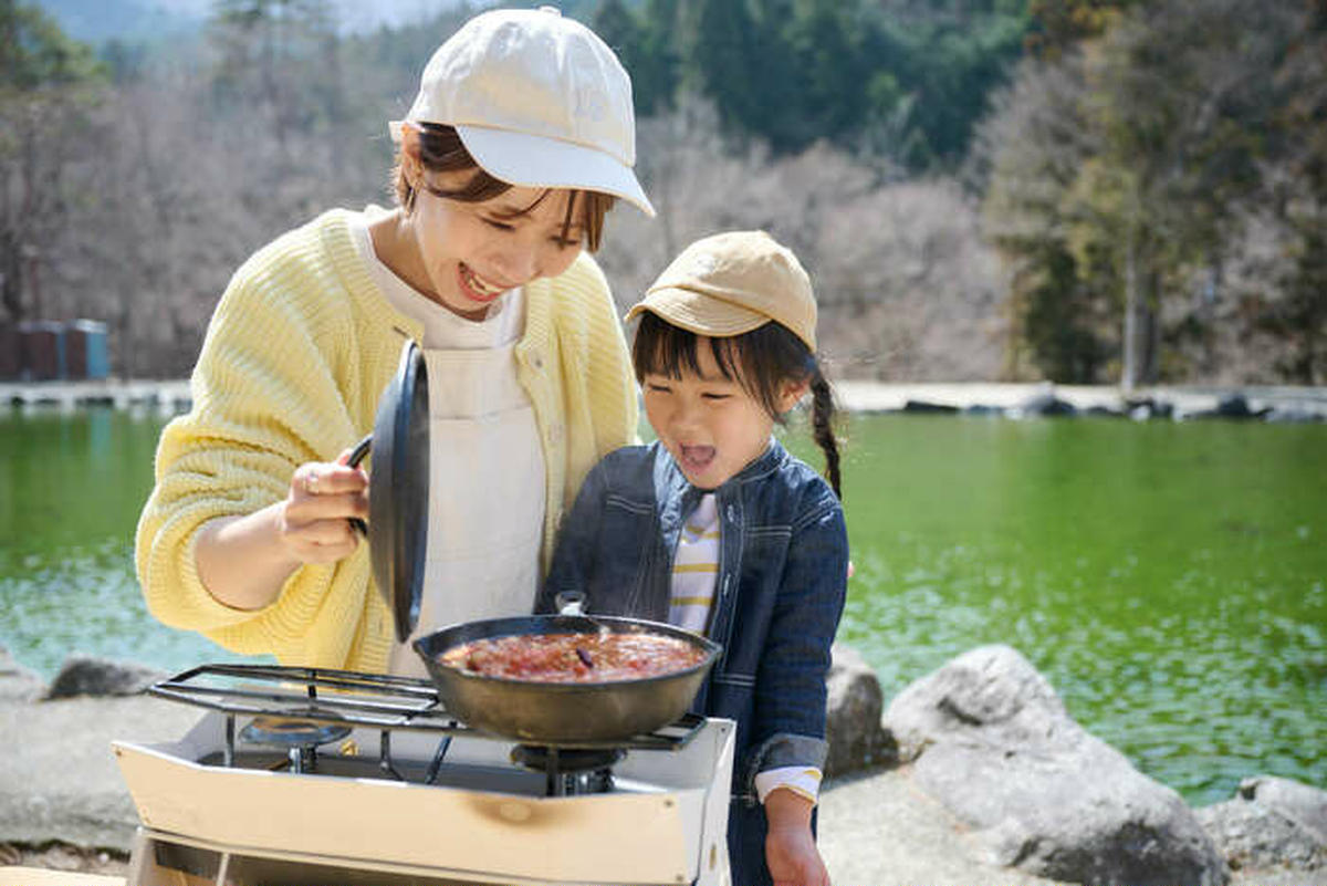 お外で楽しくクッキング 自然にやさしいキッチンクリーナーで 後片付けもかんたん 気持ちいい キャンプ アウトドア情報メディアhinata