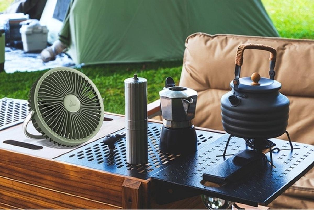 涼しくて虫よけもできる アウトドア用ポータブル扇風機 Kruca 夏キャンプがさらに快適 キャンプ アウトドア情報メディアhinata
