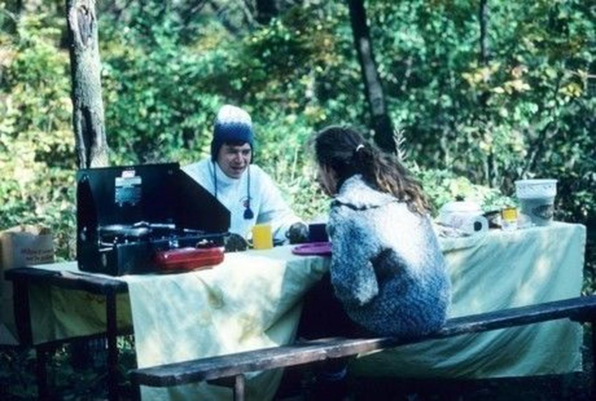 屋外で食事をする人々