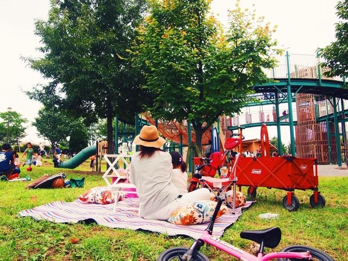 汐入公園で家族でピクニックをする様子