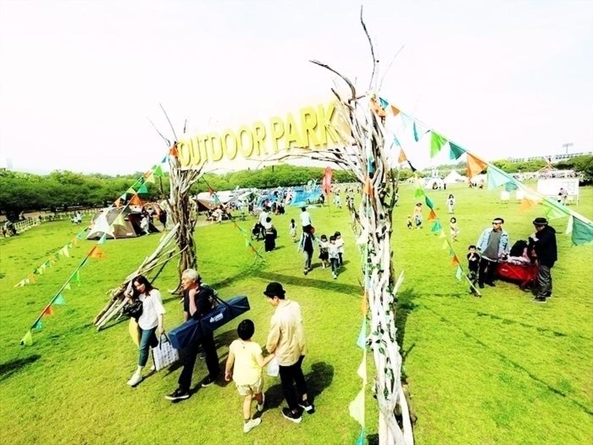 OUTDOOR PARKの入り口ゲート付近の人々