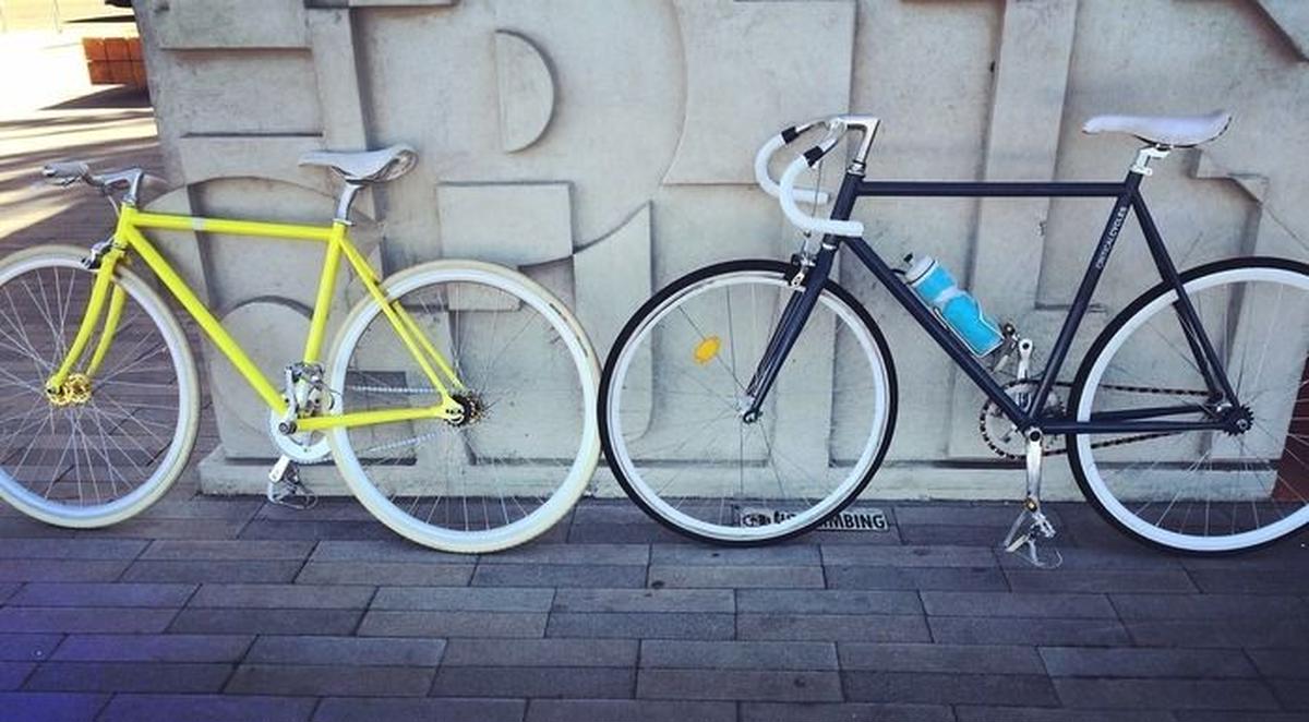 壁に立てかけられた自転車