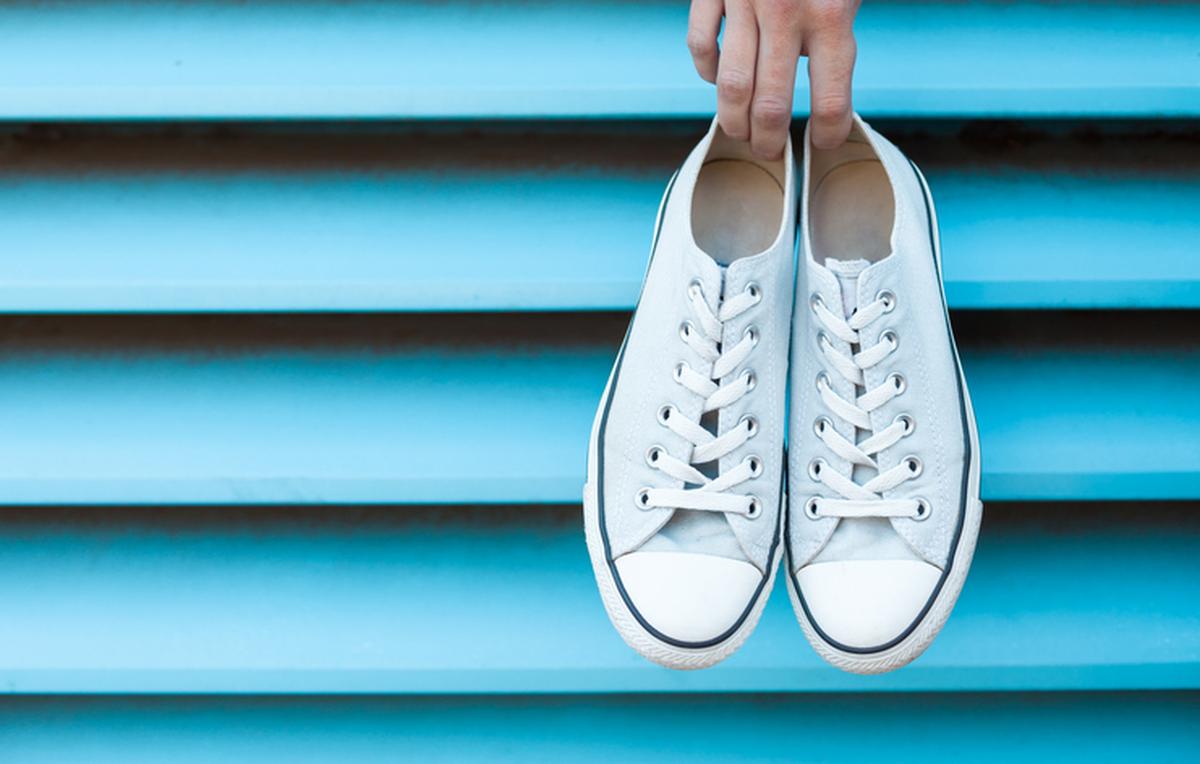 泥汚れで真っ黒になった 白スニーカー を洗ってみた キャンプ アウトドア情報メディアhinata