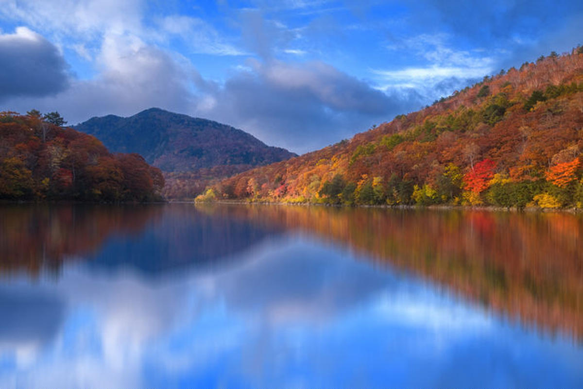 紅葉した山々とそれを映した湖