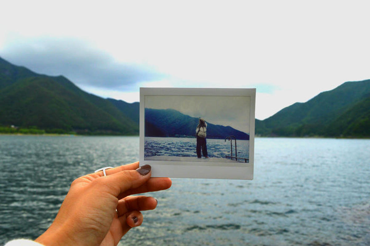 湖の地平線に写真を重ねたフォトインフォト
