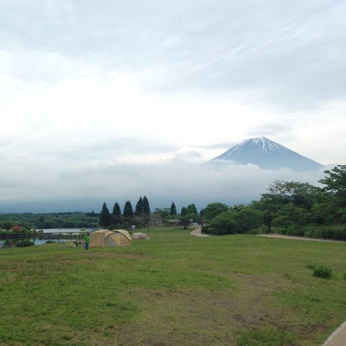 田貫湖キャンプ場のキャンプサイトと富士山