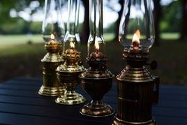 インテリアにもぴったり オイルランプでおしゃれキャンプ キャンプ アウトドア情報メディアhinata