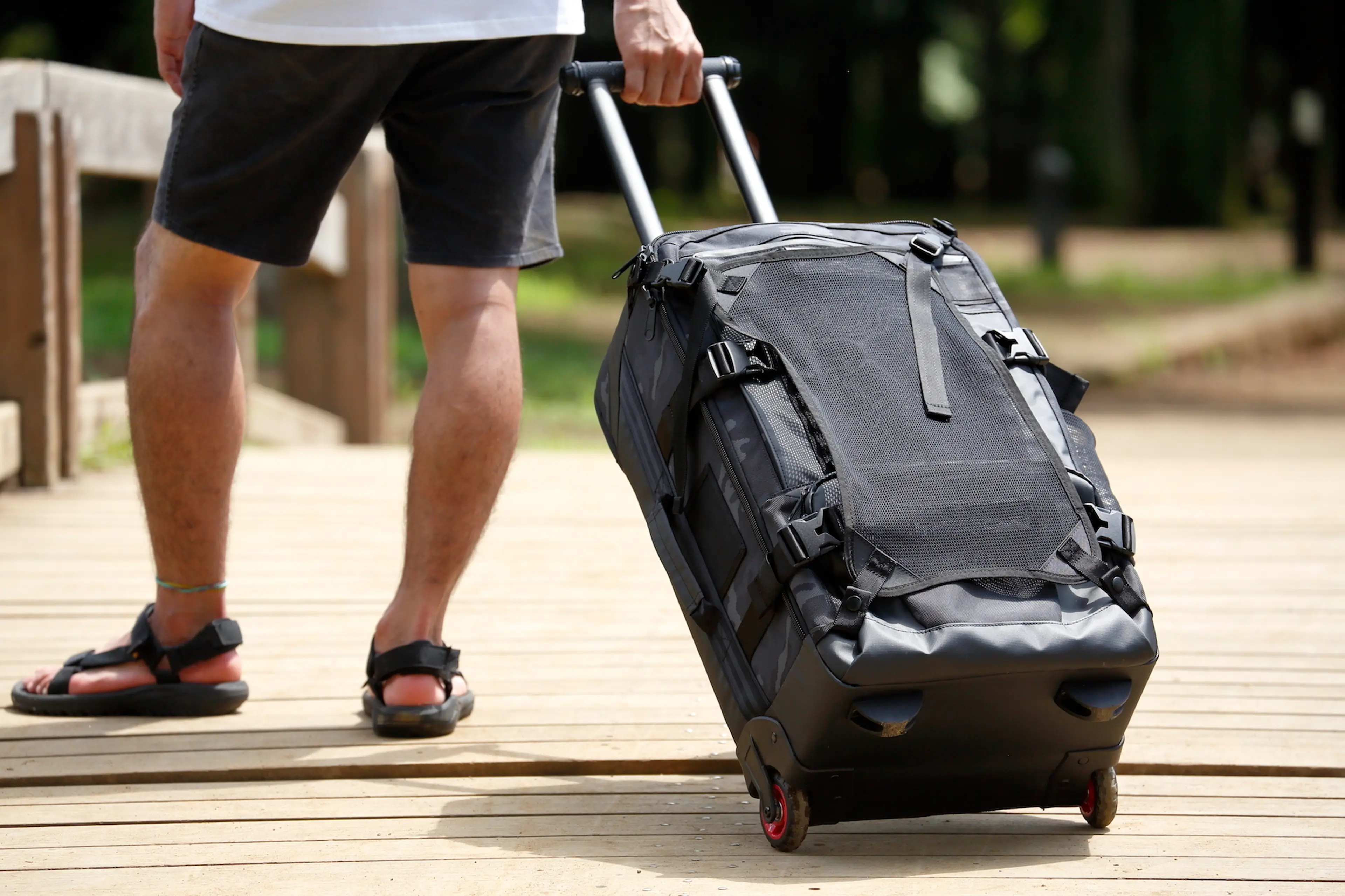 スマートに持ち運ぶ。アウトドアブランド発「新作キャリーバッグ」の