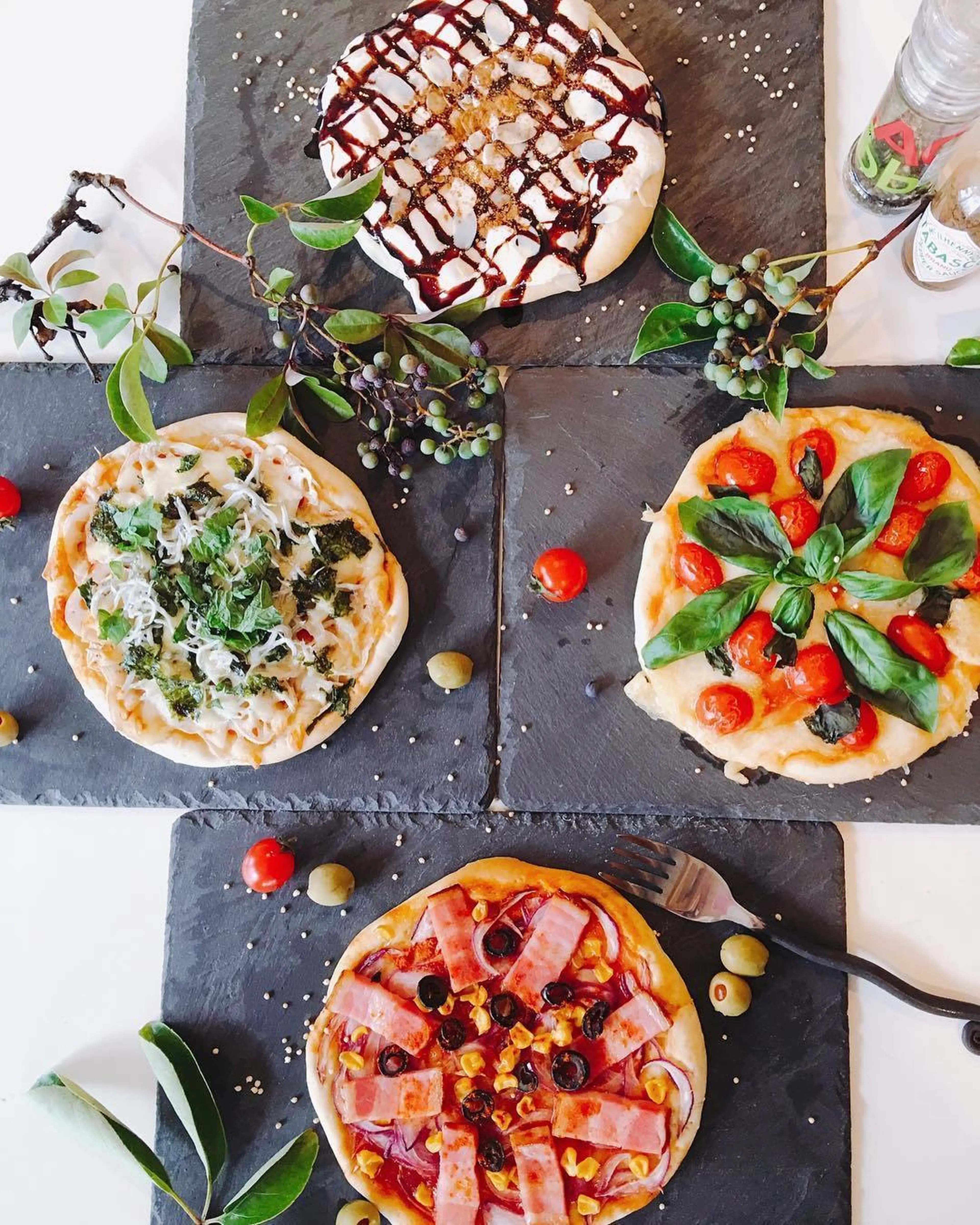 スレートプレート【誠彩ドットペイントアート】[0402 スレートプレートで、キャンプの食卓をシックに飾る | キャンプ